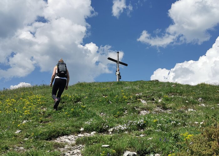 Wandern auf den Gschaid-Gipfel im Naturpark Almenland in der Oststeiermark | © TV Oststeiermark | Chiara Raith