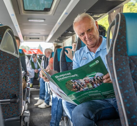 Lektüre Buspost Steiermark | © Busreisen Steiermark | Jesse Streibl | © Busreisen Steiermark