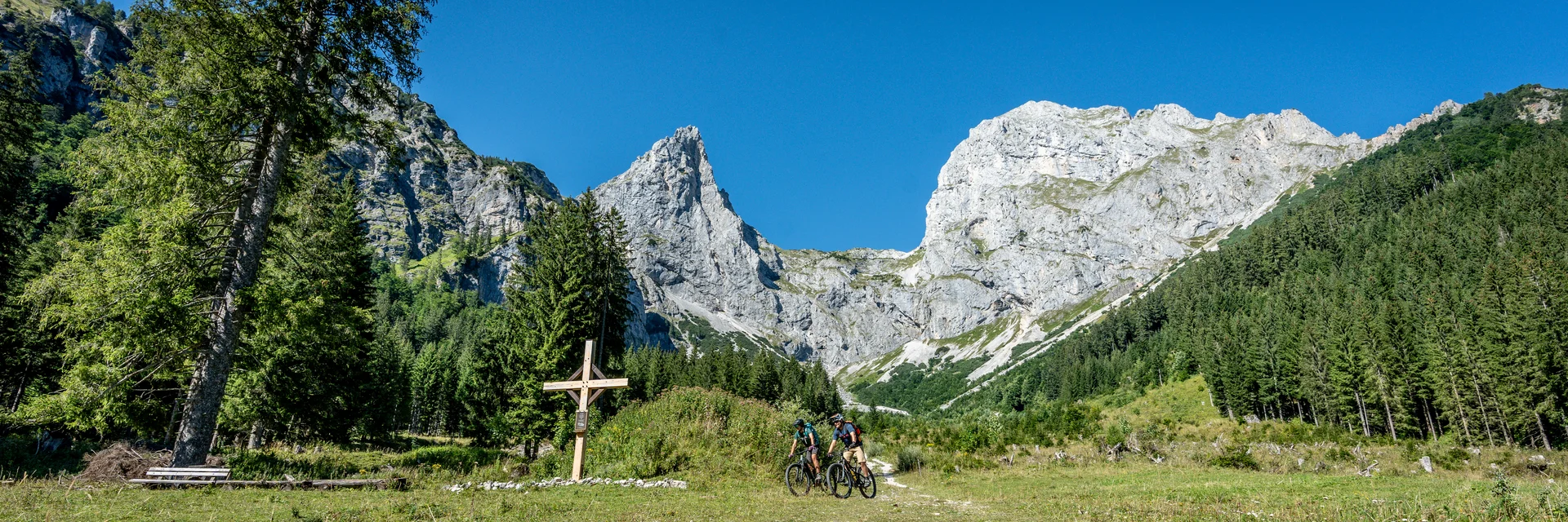 Mountainbiker beim  Juliuskreuz in der Eisenerzer Ramsau | © STG | Jesse Streibl