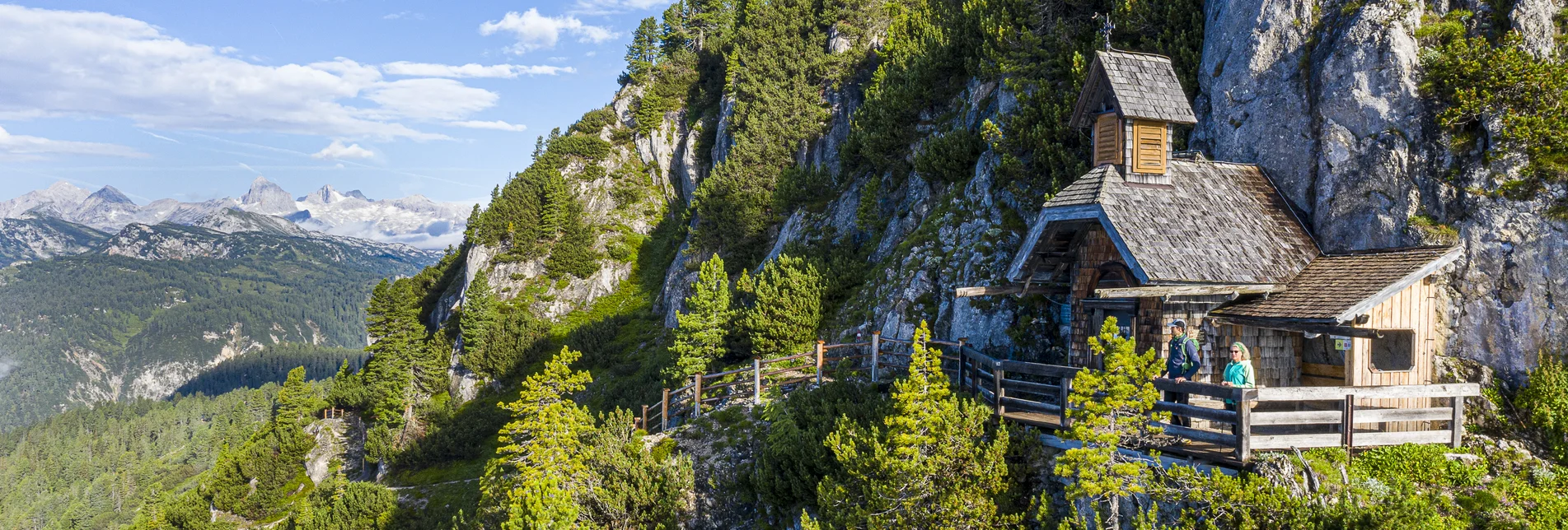 Friedenskircherl on the Stoderzinken with Dachstein in the background | © Steiermark Tourismus | pixelmaker.at