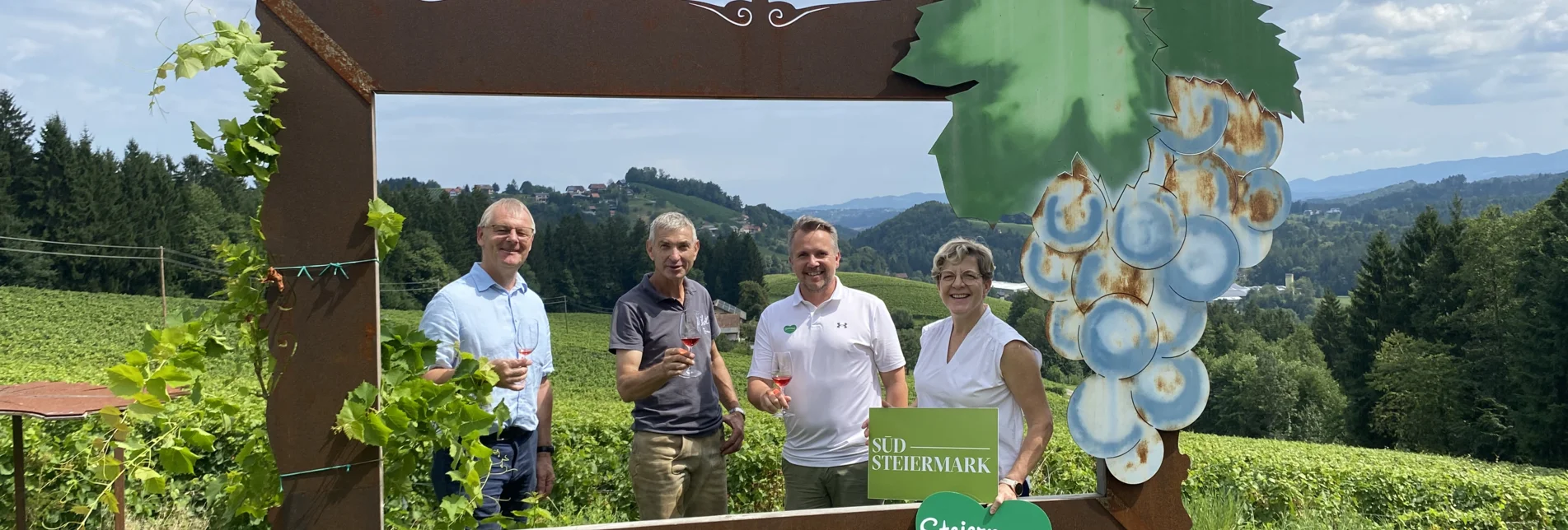 Herbert Germuth (Vorsitzender TV Südsteiermark), Johannes Jöbstl (Weingut Jöbstl), Michael Feiertag (GF STG) und Evelyn Schweinzger (GF TV Südsteiermark). | © © Südsteiermark 