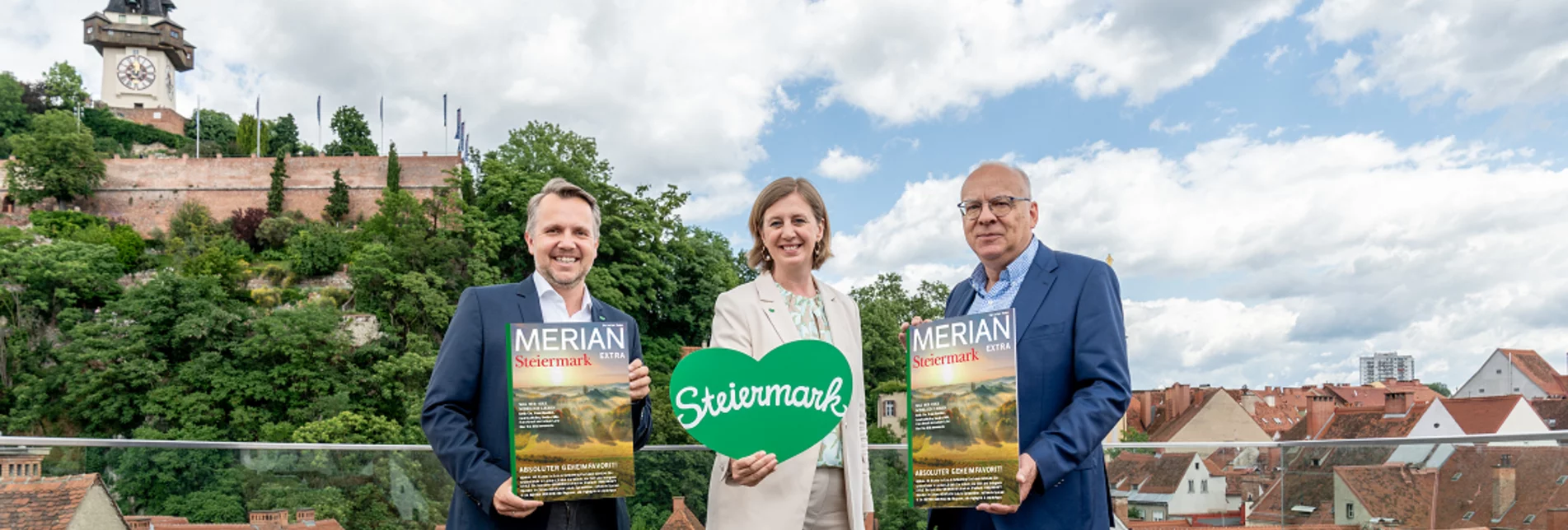 Von links: Michael Feiertag (GF STG), Landesrätin Barbara Eibinger-Miedl, Hansjörg Falz (CR MERIAN) mit dem neuen MERIAN extra Steiermark.  | © STG / Jesse Streibl