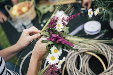 dekokranz binden mit Blumen_Pöllau_Oststeiermark | © Bernhard Bergmann