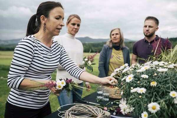 Blumen pflücken_Pöllau_Oststeiermark | © Bernhard Bergmann