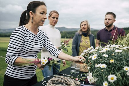 Picking flowers_Pöllau_Eastern Styria | © Bernhard Bergmann