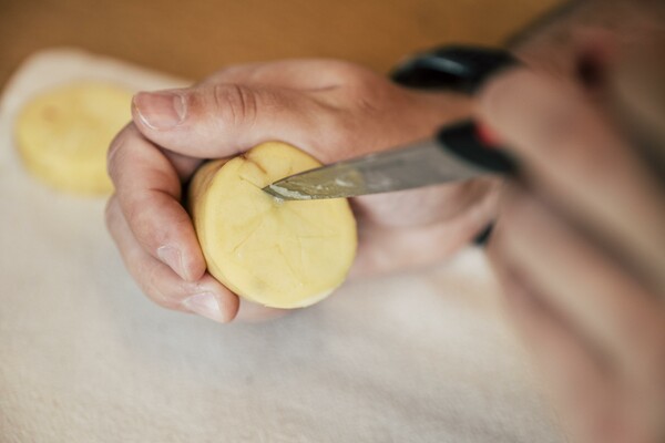 Potatoes cutting_Design ab Hof_Eastern Styria  | © Bernhard Bergmann