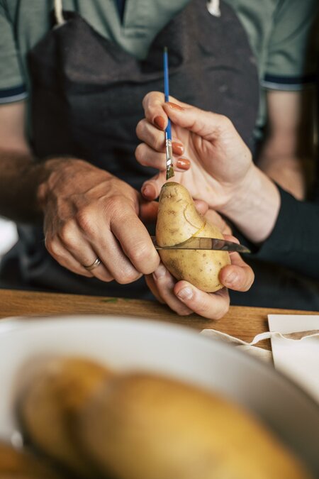 Kartoffel arbeiten_Design ab Hof_Oststeiermark | © Bernhard Bergmann