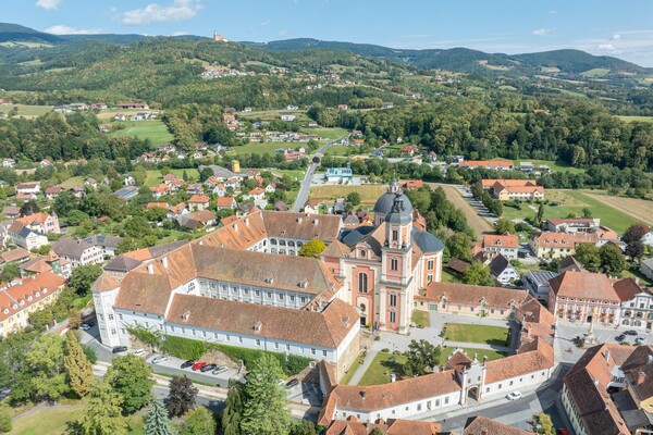 Kirche und Schloss Pöllau_Oststeiermark | © Helmut Schweighofer