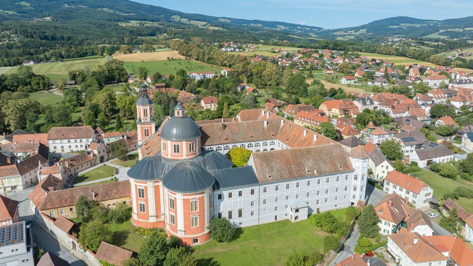 Schloss und Pfarrkirche Pöllau | © Helmut Schweighofer