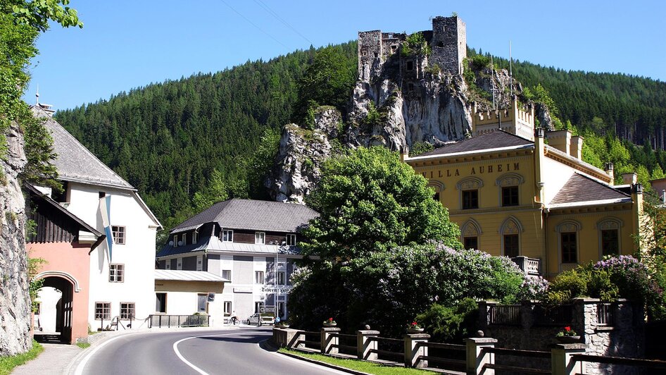 Altes Haus und Burgruine Schachenstein