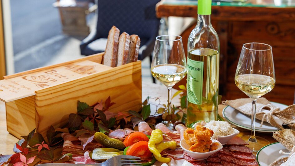 Buschenschank Zach Jause mit Wein und Gläser | © TV Region Graz-Harry Schiffer