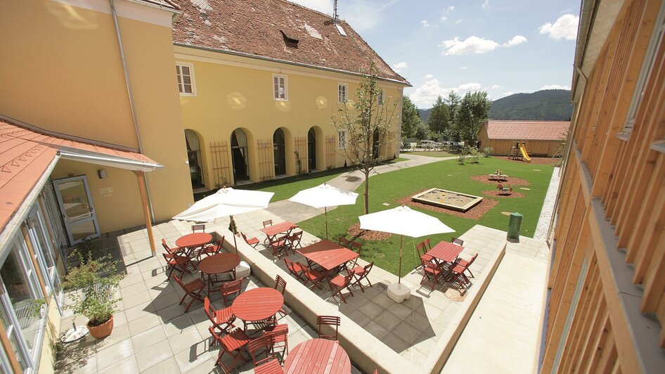 JUFA-Seckau-Innenhof-Murtal-Steiermark | © JUFA Hotels
