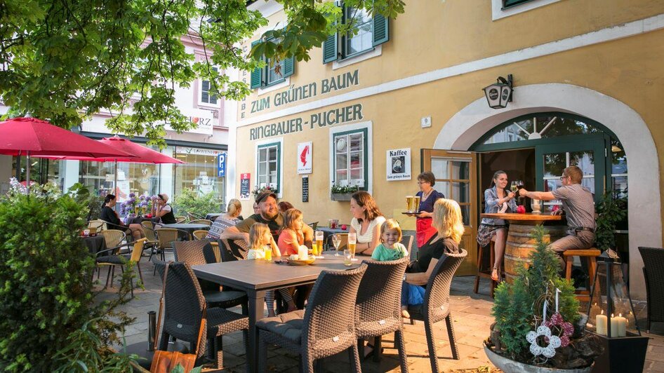 Gastgarten vom Café "Zum grünen Baum" in Friedberg | © Café Zum grünen Baum