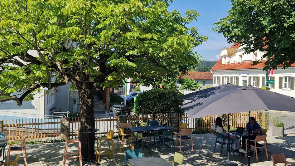 Dorf Cafe_ 
Gastgarten2

_Oststeiermark | © Temmel Holding GmbH