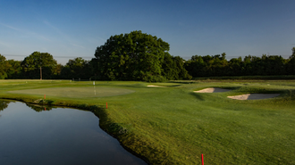 Golfrasen mit Sandlöcher und Teich | © GC Grazer MurAuen