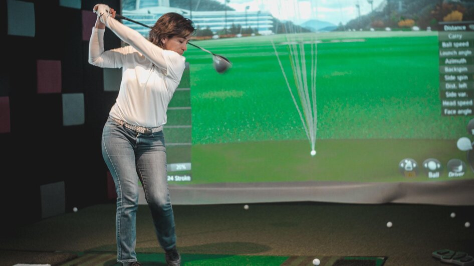 Ana beim Golfspiel | © Indoor Golf Studio