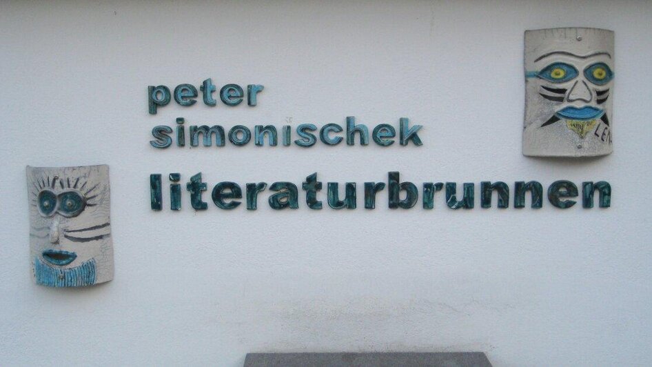 Peter Simonischek Literaturbrunnen | © © Gemeinde Markt Hartmannsdorf | Sarah Raiser