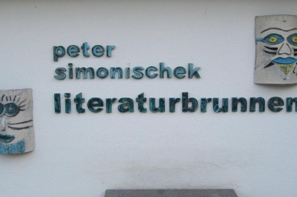 Peter Simonischek - Literaturbrunnen - Impression #1 | © © Gemeinde Markt Hartmannsdorf | Sarah Raiser