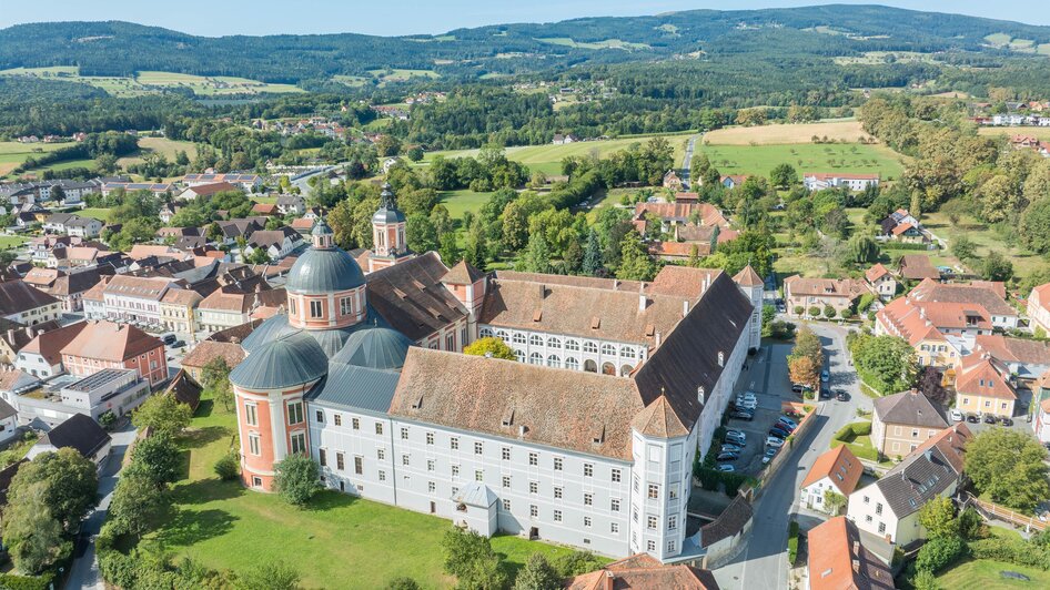 Pöllau_Pfarrkirche und Schloss_Oststeiermark