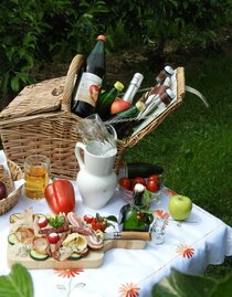 Picnic_filled picnic basket_Eastern Styria | © Apfelhof Buchgraber