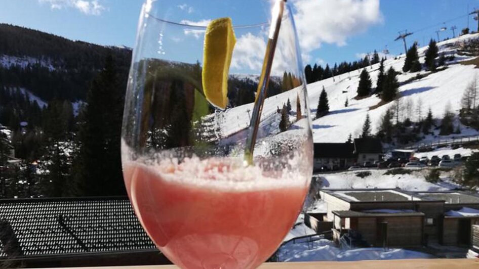 Getränk mit Blick auf den Berg | © Restaurant Zum Zwanziger