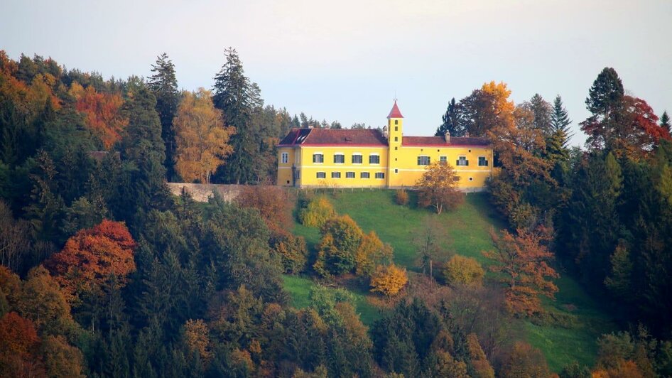 Schloss Arnfels Vorderansicht aus der Entfernung | © Schloss Arnfels Fam. Macher