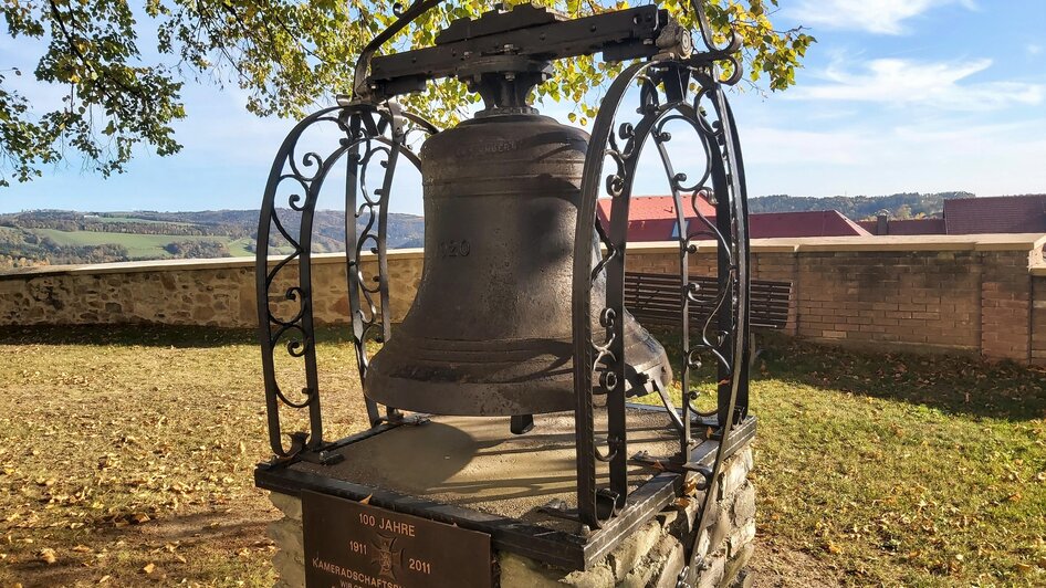 Glocke im Garten der Stadtpfarrkirche Friedberg | © Oststeiermark Tourismus