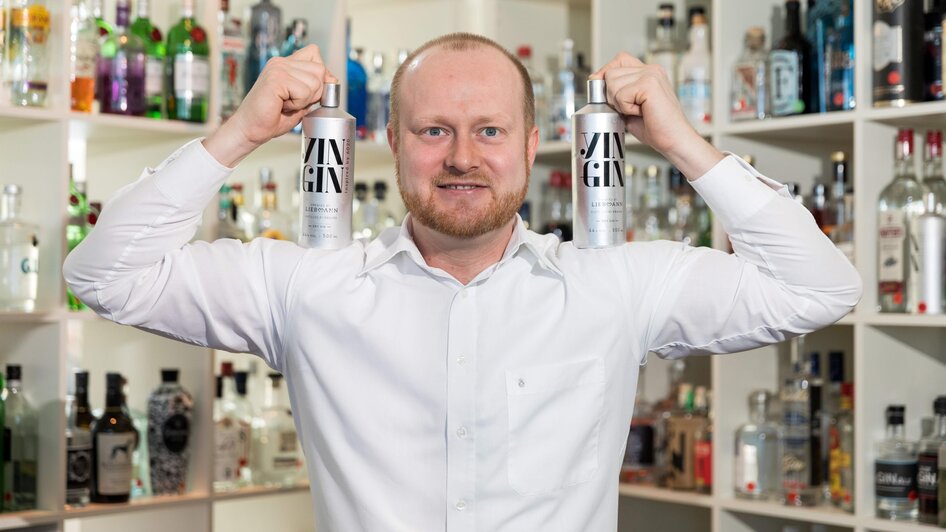 Stefan Liebmann mit seinem YIN GIN | © Region Graz - Harry Schiffer