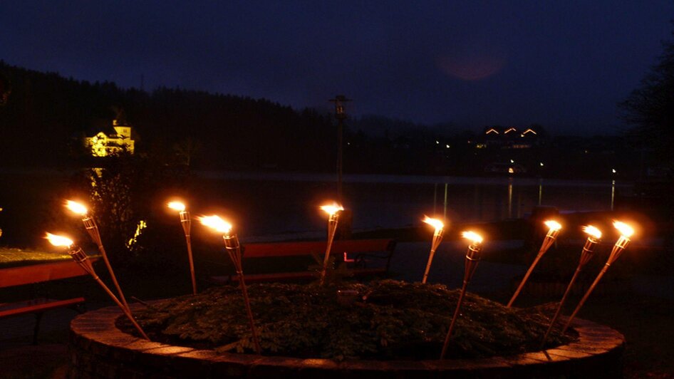 Seer Advent, Grundlsee, Fackeln beim Pavillon | © Gemeinde Grundlsee