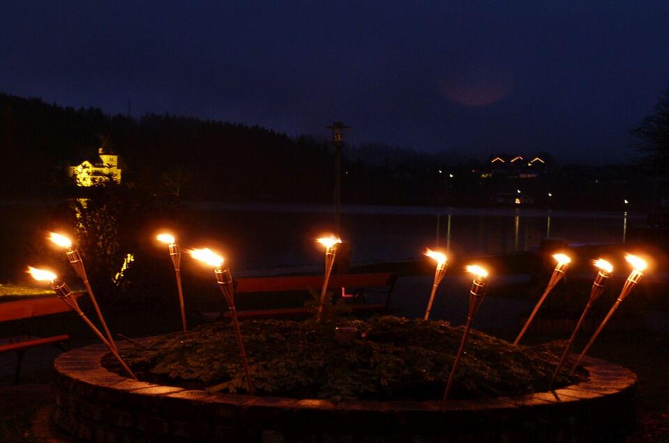 Seer Advent, Grundlsee, Fackeln beim Pavillon | © Gemeinde Grundlsee