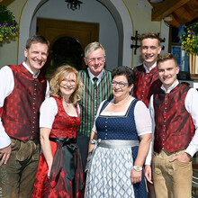 Familienfoto im Eingang