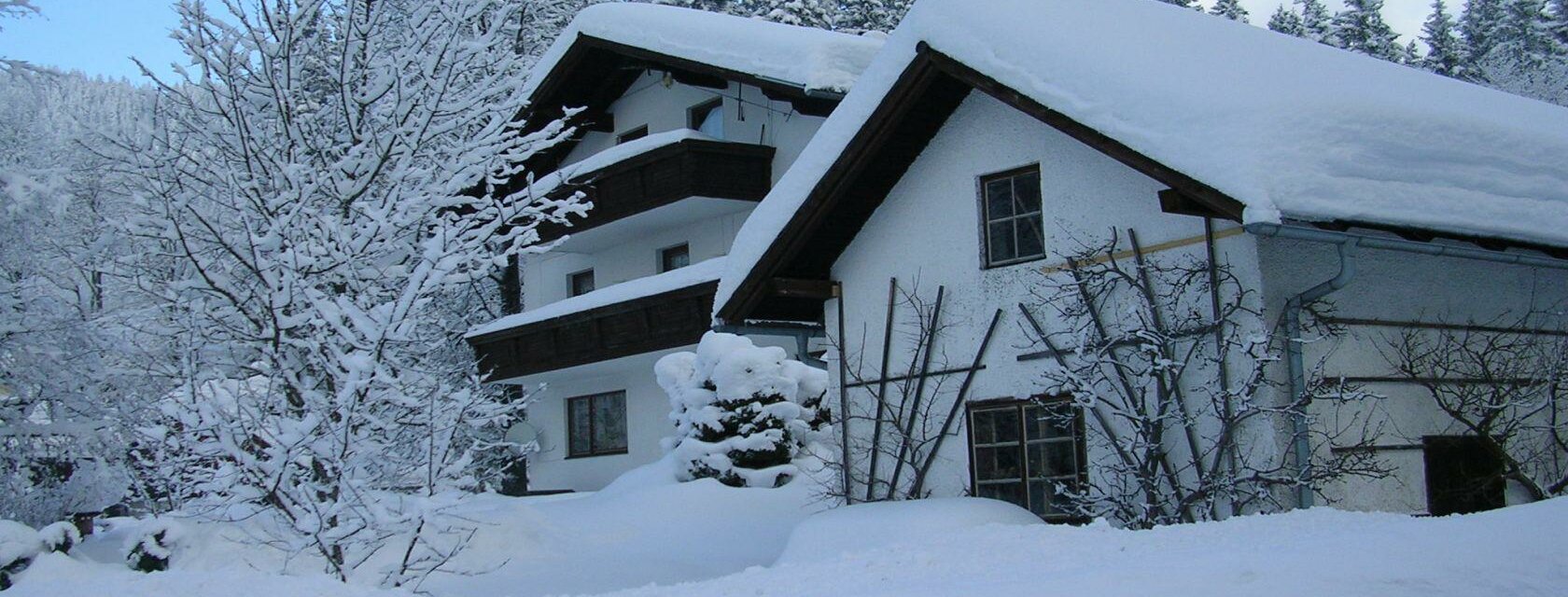 Ferienwohnung Szöky, Außenansicht im Winter