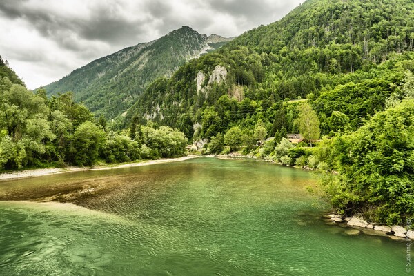 Das Gehäuse am Ufer der Enns in Hieflau | © ©Susanne@Posegga.art