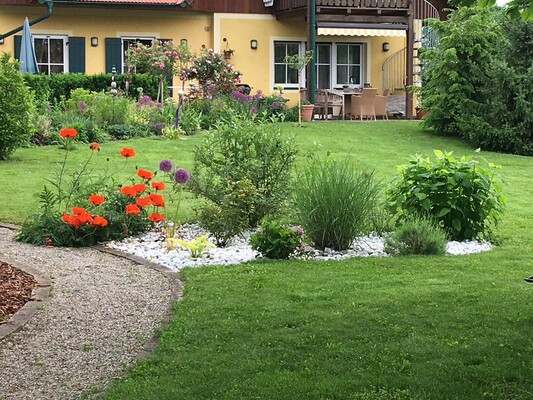 Terrasse mit Blick auf die Gartenfläche | © Herberts Stubn