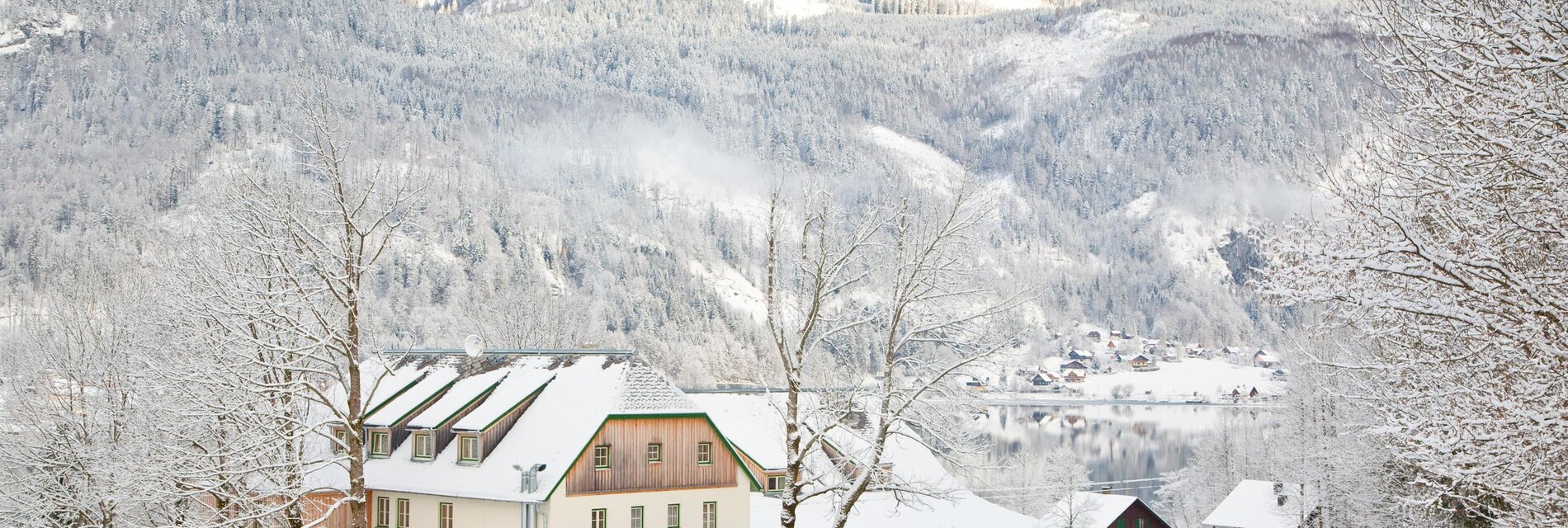 JUFA Hotel Grundlsee,im Winter mit Seeblick