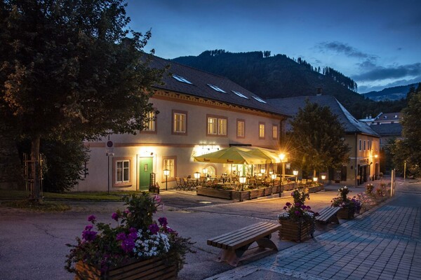 hotelansicht-gastgarten-jufa-hotel-murau-abend-144 | © Lenz/JUFA Hotels