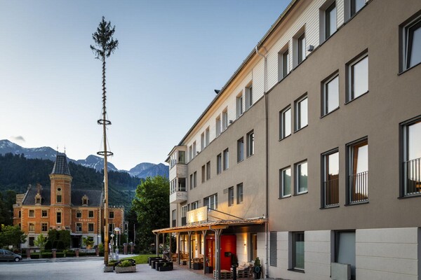 haupteingang-maibaum-rathaus-jufa-hotel-schladming | © JUFA Hotels