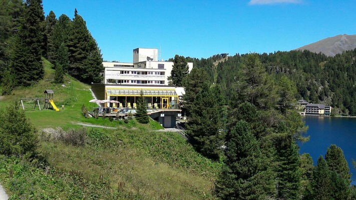 Blick auf Hallenbad