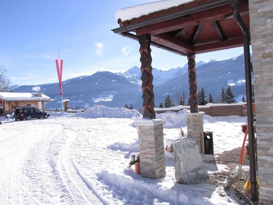 Haupteingang mit tollem Ausblick auf die Schiberge