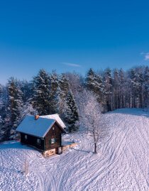 Waldhäuschen Adam Schnee | © Waldhäuschen Adam | Carmen Adam | Carmen Adam | © Waldhäuschen Adam | Carmen Adam