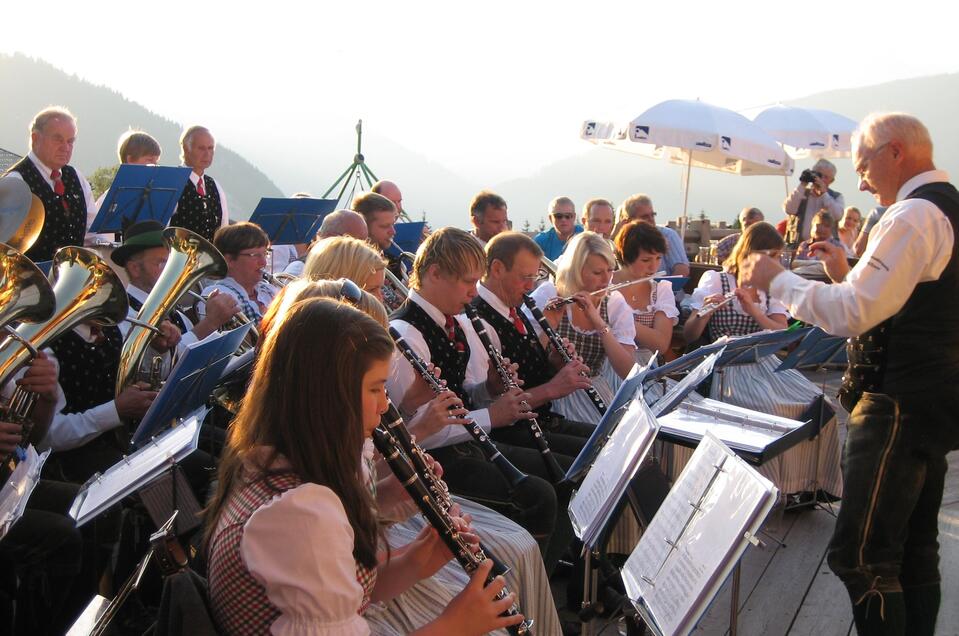 Die Musikkapelle Pichl spielt auf Terrasse auf