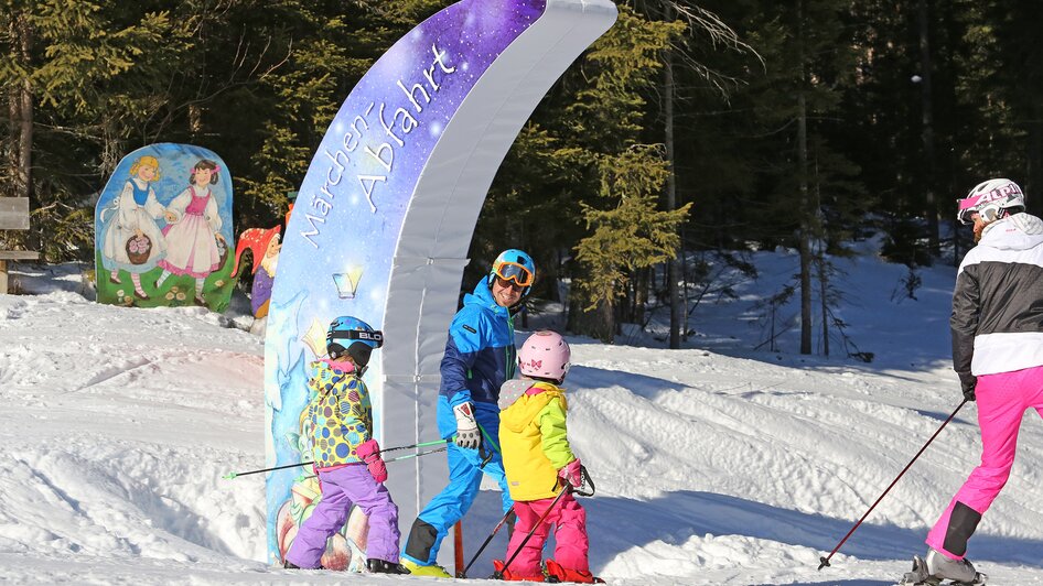 Kinder lernen spielerisch Skifahren auf der Märchen Abfahrt.