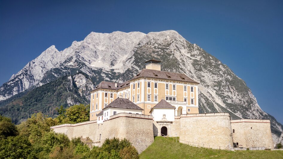 Schloss Trautenfels mit Grimming | © Christoph Huber